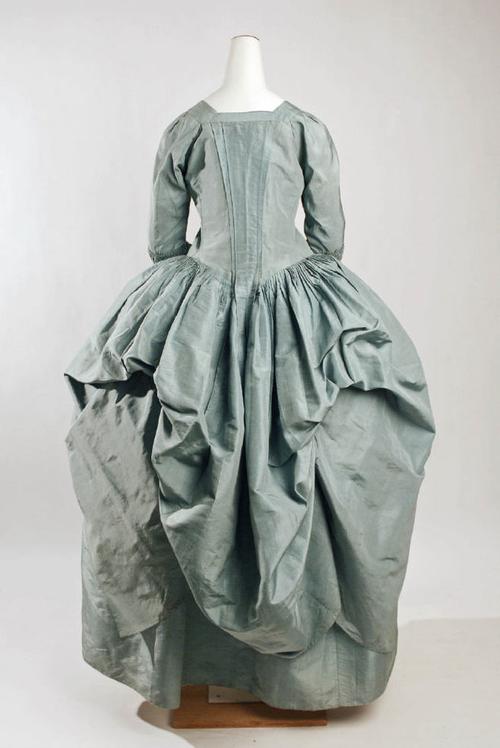 服装# 日装,1780,波兰式女袍(robe à la polonaise:将外裙像卷起的
